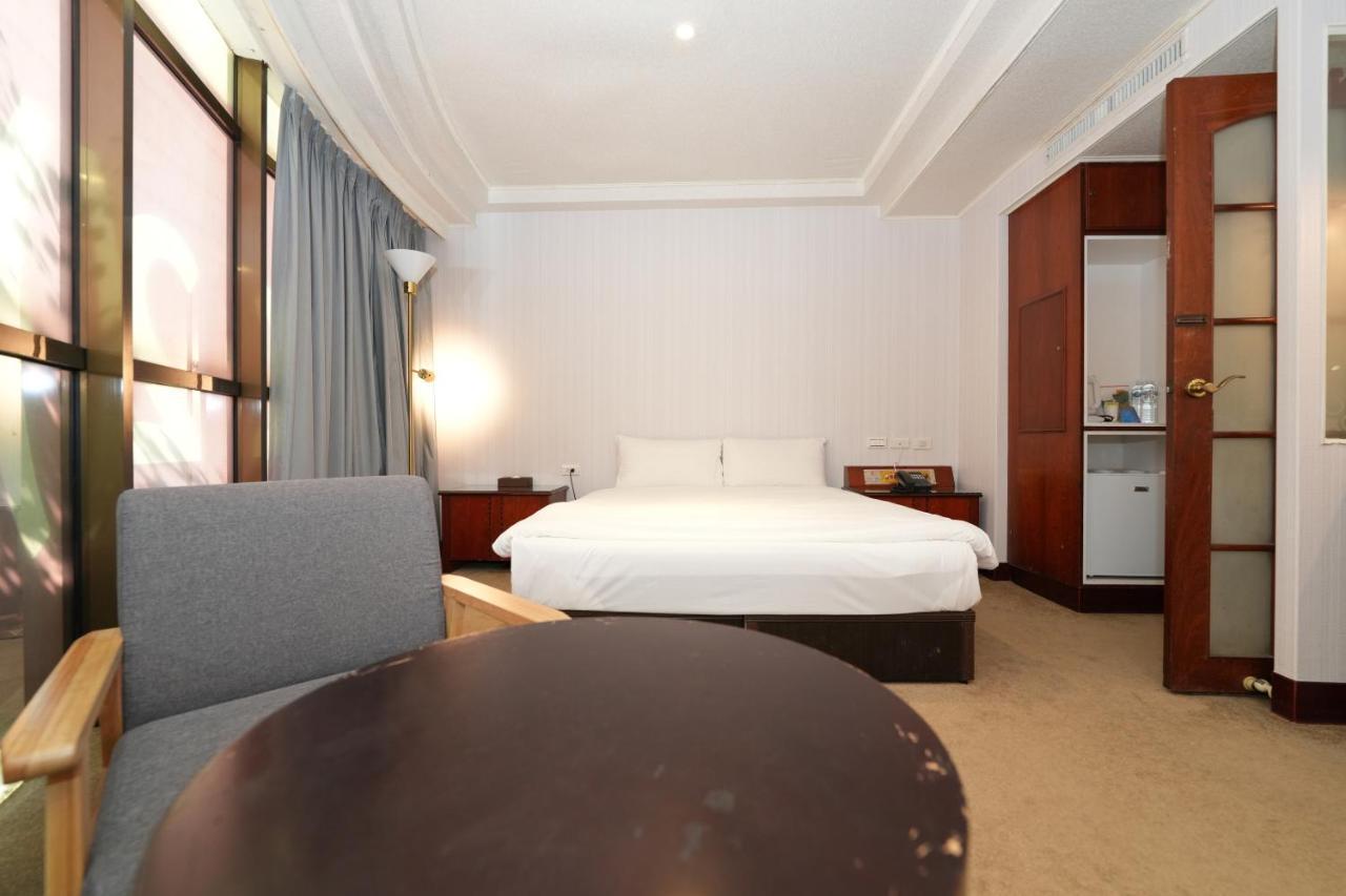 Meworld Hotel - Sanchong Taipei Dış mekan fotoğraf