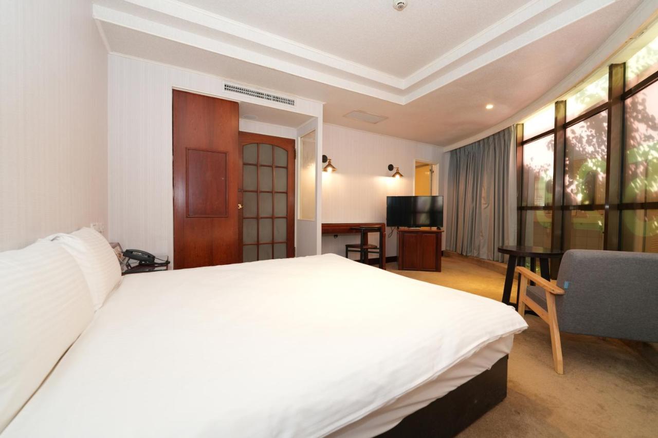 Meworld Hotel - Sanchong Taipei Dış mekan fotoğraf