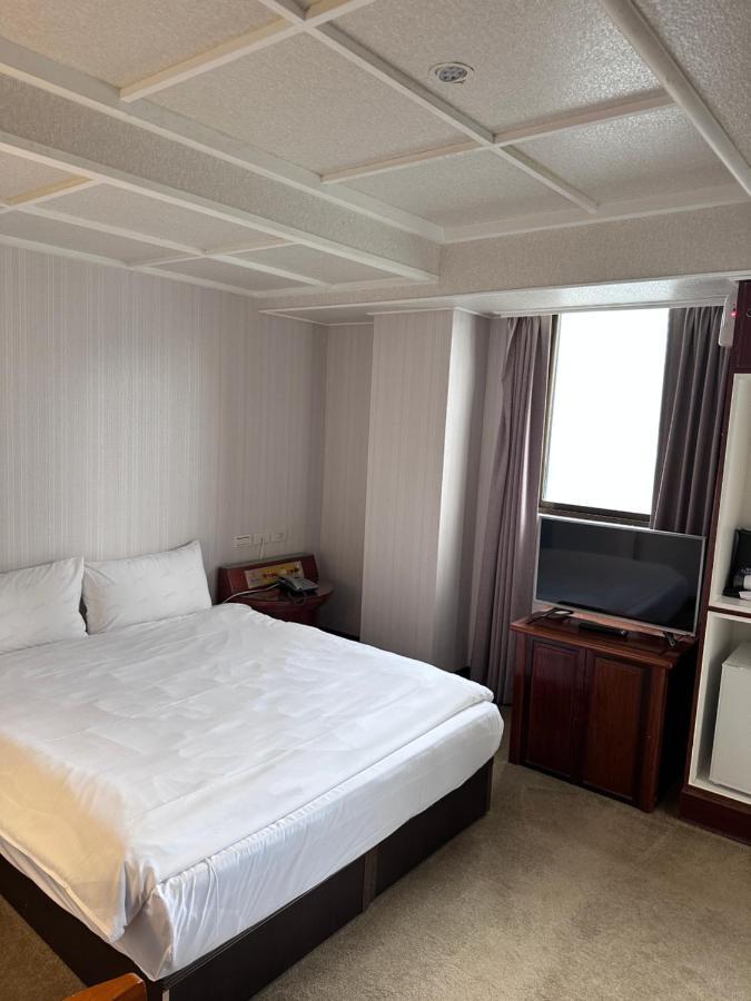 Meworld Hotel - Sanchong Taipei Dış mekan fotoğraf